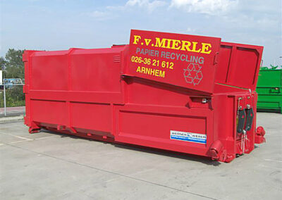 Een perscontainer van F. van Mierle papierrecycling